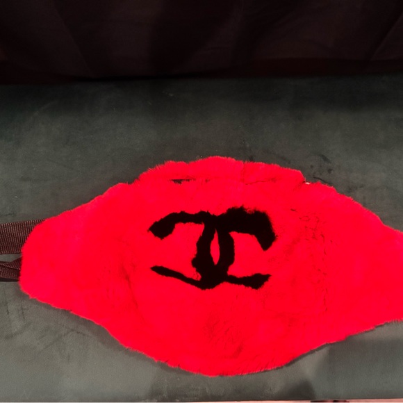 Chic Red Fur Waist Bag - Picture 4 of 5